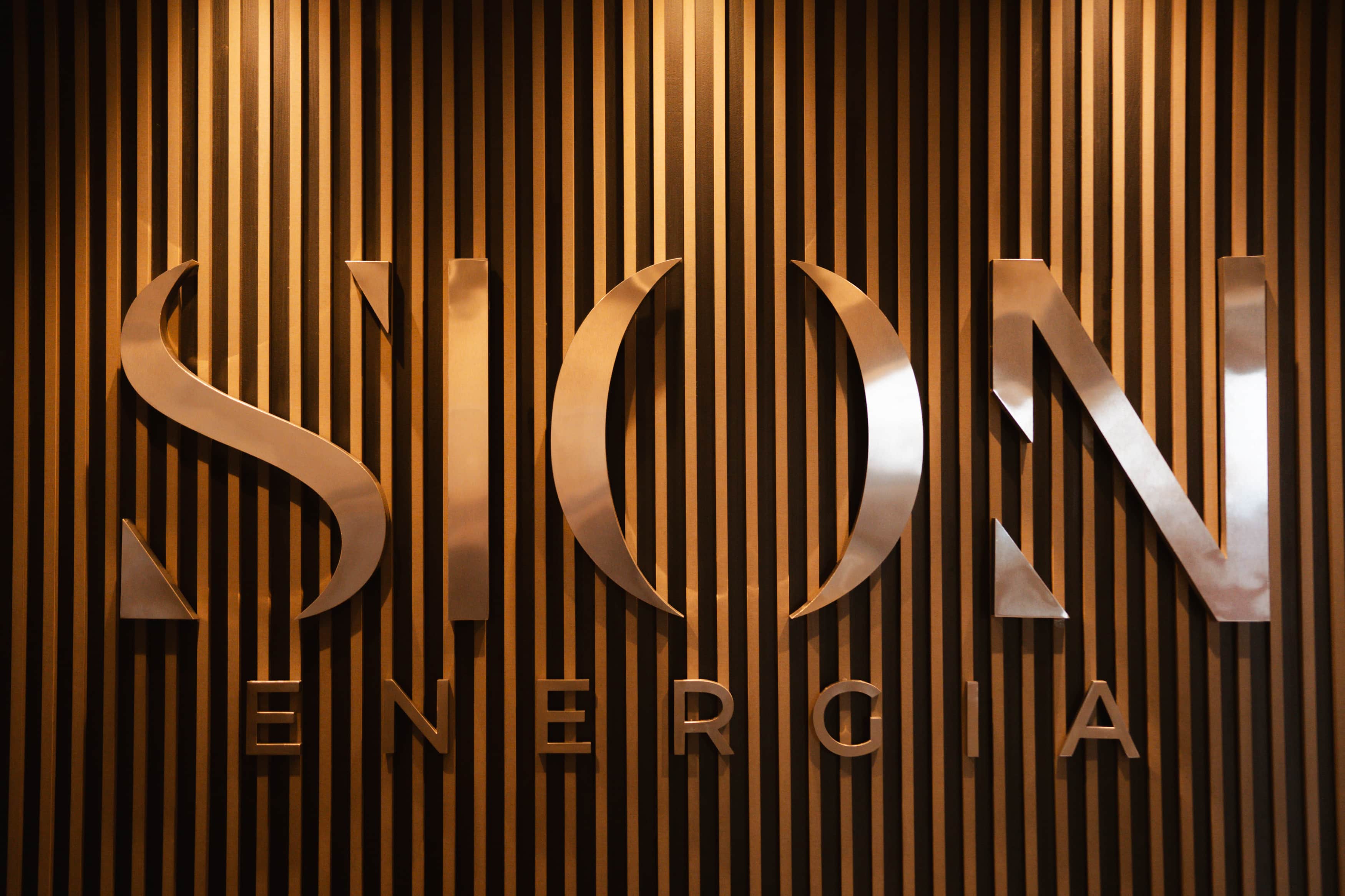 Identidade da Sion Energia no escritório