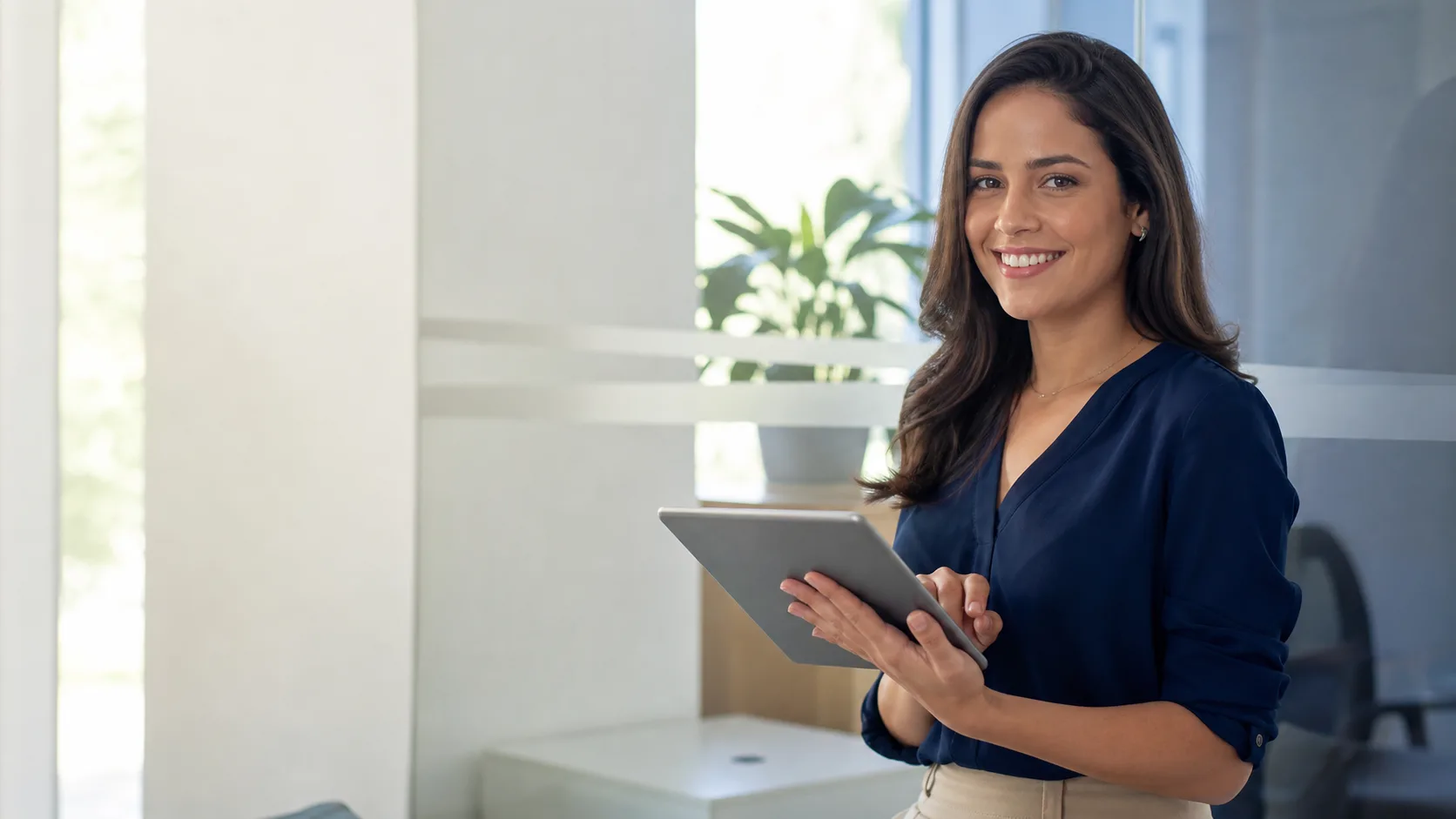 Profissional sorrindo com tablet em um escritório contemporâneo